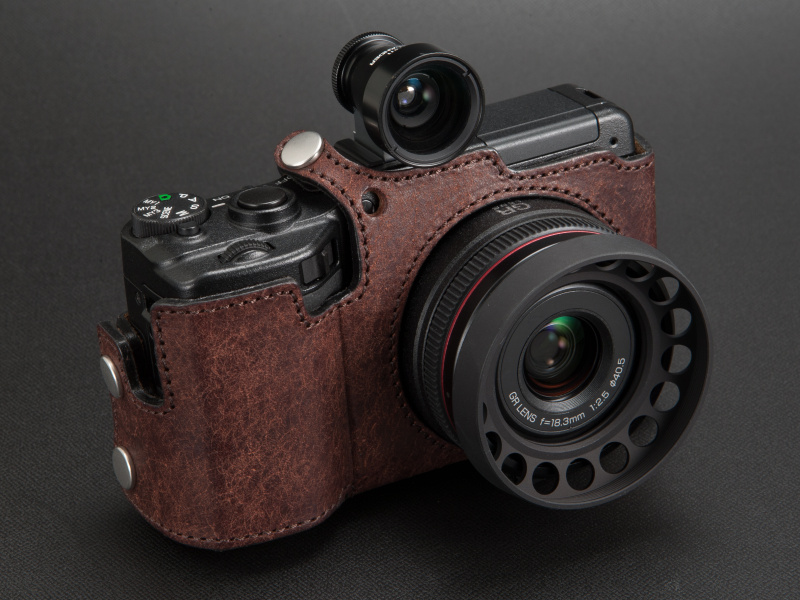 <b>GXRボディスーツはダメージ加工を施したイタリアンバケッタレザーを使用。5箇所のホックで装着する</b>