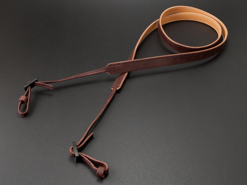 <b>同色同素材のストラップ、クラシコピッコロは5,985円。取り付け部が細いのでGXRにも装着しやすい</b>