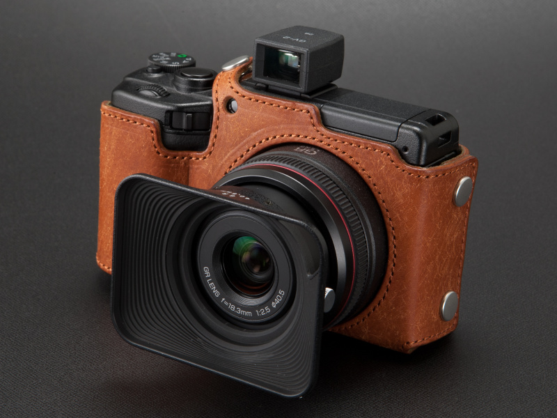 <b>GV-2はGR DIGITAL用の28mmファインダーだが、GXRと組み合わせてもまずまずのサイズ感だ</b>