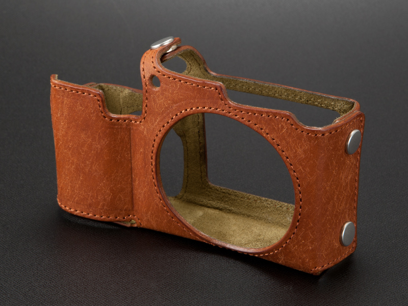 <b>グリップ部と底面に金属板を埋め込み、型くずれ防止とフィット感に配慮している</b>