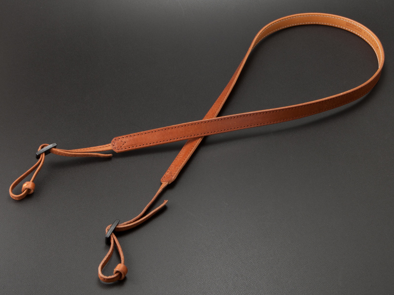 <b>ブラウンのクラシコピッコロもラインナップ。コバを磨き上げたていねいな仕上げだ</b>