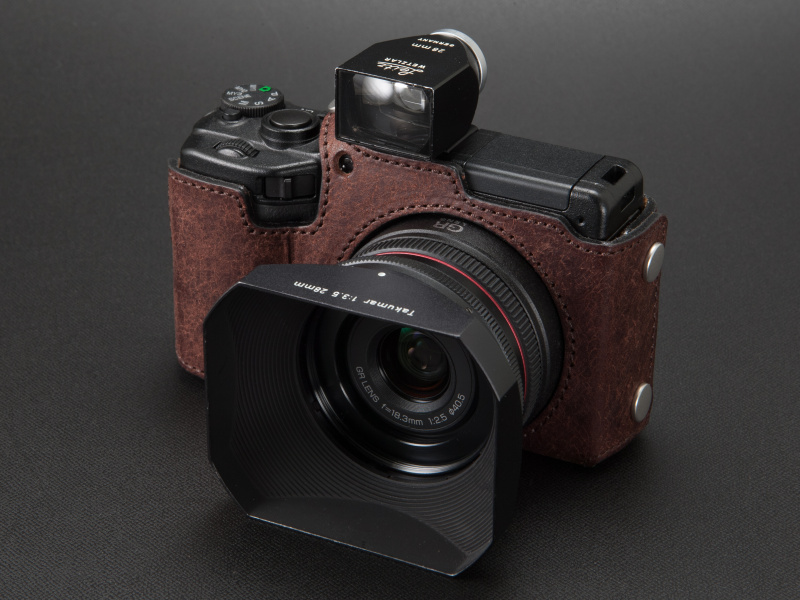 <b>エッジの立ったファインダーとレンズフードを組み合わせ、硬派なスタイルを目指した</b>