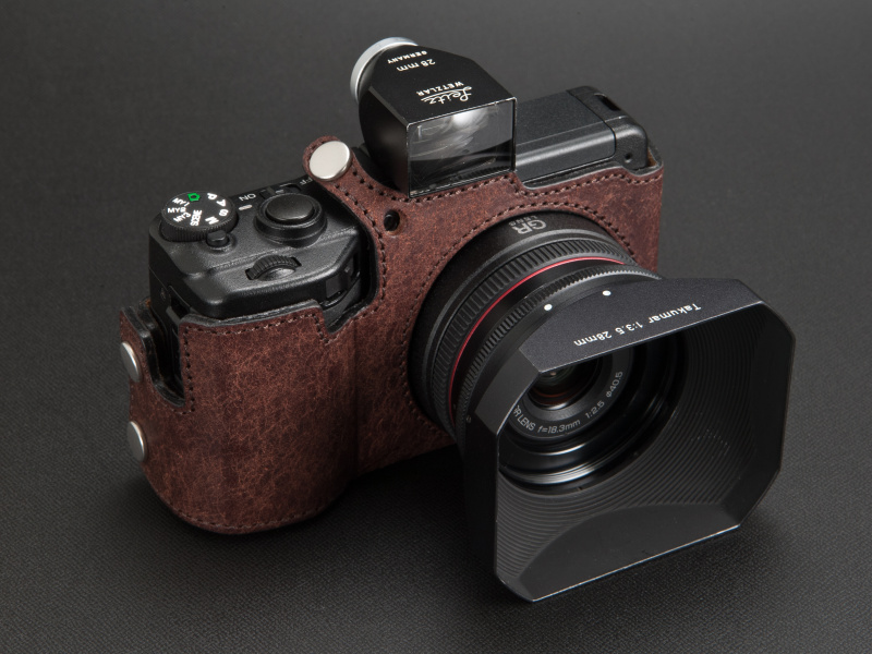 <b>ファインダーとフードがともにブラックペイントなので、統一感のあるスタイルに仕上がった</b>