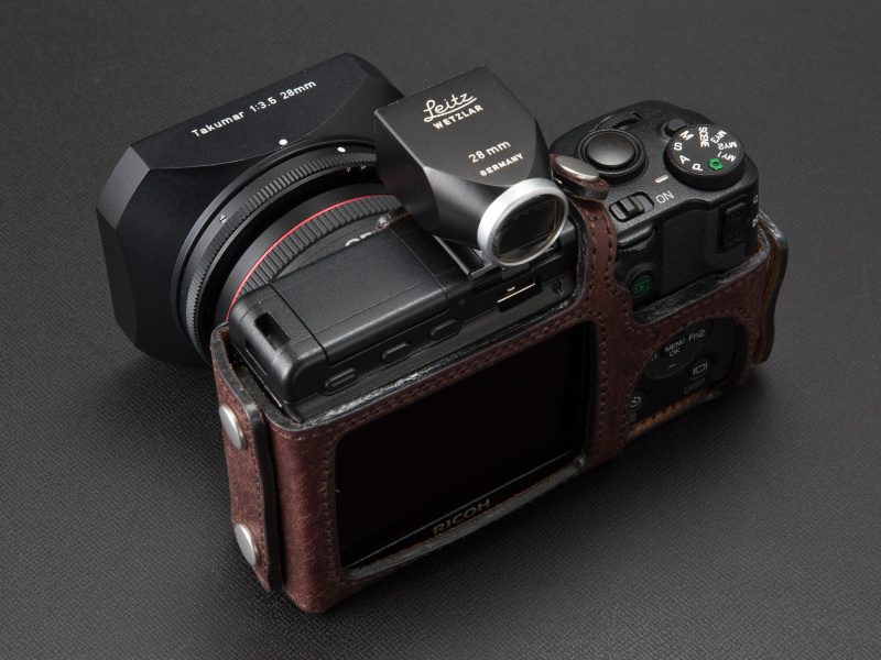 <b>SLOOZはやや大柄の28mm外付けファインダーだが、GXRならバランスよく装着できる。中古価格は4〜6万円</b>