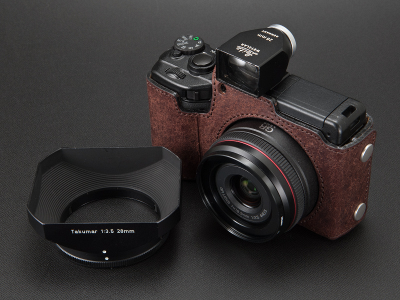 <b>マルミ製の40.5-49mmステップアップリングを付け、その上からレンズフードをかぶせている</b>