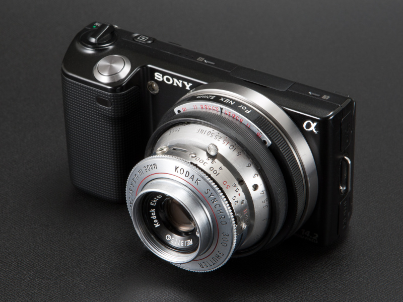 <b>シグネット35は1950年代のコダック製フィルムコンパクトカメラだ。小振りのレンズでNEXと相性がよい</b>