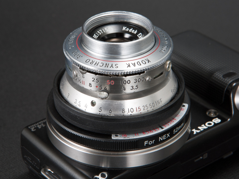 <b>絞りは側面のレバーで調節する。レンズシャッター搭載機だが、これは改造時に無効化してある</b>