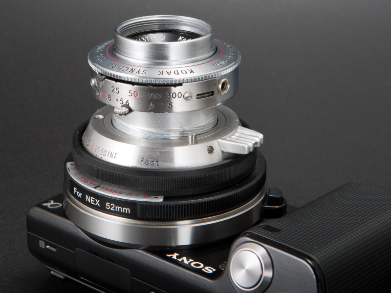 <b>レンズの前部をまわしてピント調整する。フランジバック調整済みで無限遠もしっかり出る</b>