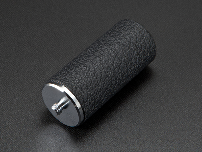 <b>ペンデジ用ライトウェイトボトムグリップは3,000円。NEX-5にも装着できた</b>