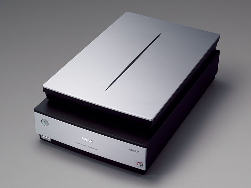 <b>エプソンGT-X970。実勢価格は5万4,980円前後。光学解像度6,400dpi。35mmから4×5インチまでのスキャンに対応する</b>