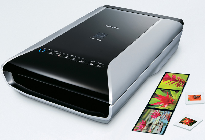 <b>キヤノンCanoScan 9000F。実勢価格は2万5,980円前後。光学解像度は9,600dpi。35mmフィルムとブローニーフィルムに対応</b>