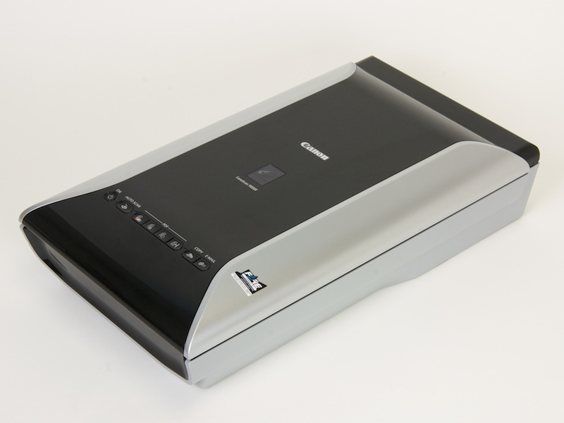 <b>キヤノンのCanoScan 9000F。パソコンとの接続はUSB 2.0で行なう</b>
