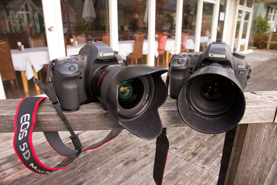 <b>現在ほとんどの仕事に使っているメインカメラはキヤノンEOS 5D Mark II。標準装備しているのはEF 24㎜ F1.4 L II USMとEF 50㎜ F1.2 L USMの明るい単焦点レンズ。基本的に開放近くで多用。もちろんこのほかにもいろんなレンズを駆使する。「世界の街道をゆく」などのロケで世界中を横木さんと一緒に旅するカメラやレンズはご覧のとおり戦場カメラマンさながらに小キズが絶えないが、頑張っている堅牢ボディーだ</b>