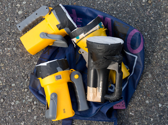 <b>クルマのトランクにいつも積んでいる懐中電灯たち。何の変哲もない大型の懐中電灯。大型だから懐中ではないのかも?（笑）。これらのヘッド部分に白色のビニールや紙類を被せ、光源をソフトに拡散したものを使用して創り上げられたのが「トワイライト・ツイスト」シリーズだが、もちろん光源の一つとしてほかの撮影にもいろいろ使える、あると便利なグッズだ</b>