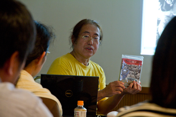 <b>ある方から譲り受けたという「ちょっとピンぼけ」の貴重な初版本を手にキャパの日本での足跡に迫る</b>