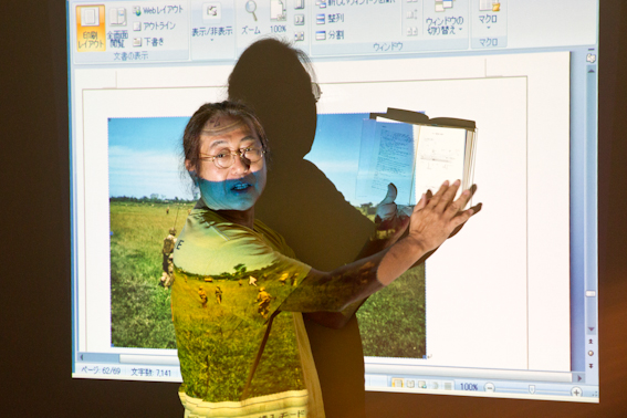 <b>ロバート・キャパ最後の地についての説明を熱く語る</b>