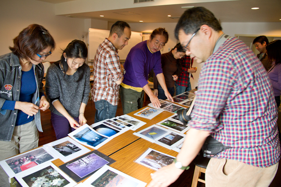 <b>合宿では深夜遅くまでそれぞれの作品に対して思いを述べたり、意見交換したりと活発なやりとりも交わされる。翌朝、撮影に出る前にもプリントを交換したりとワークショップのスケジュールは続く</b>