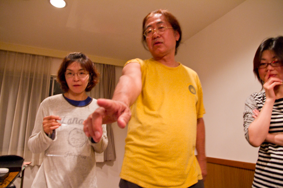 <b>合宿では深夜遅くまでそれぞれの作品に対して思いを述べたり、意見交換したりと活発なやりとりも交わされる。翌朝、撮影に出る前にもプリントを交換したりとワークショップのスケジュールは続く</b>