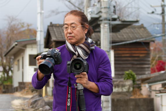 <b>結構重い一眼レフカメラを片手で1台づつ完璧に捌く操作は大柄な身体の横木さんならではの余裕がさすがだ</b>
