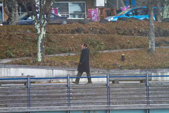 <b>中禅寺湖にて。被写体を探して足早に歩く横木さんは狩人になっている</b>