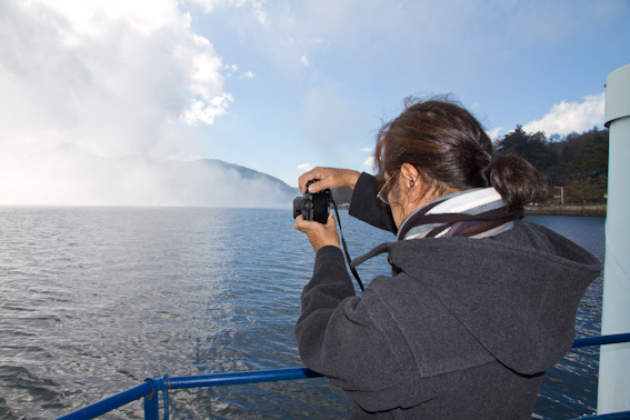 <b>そしてチェックしてまた次へと素早い動きだ</b>