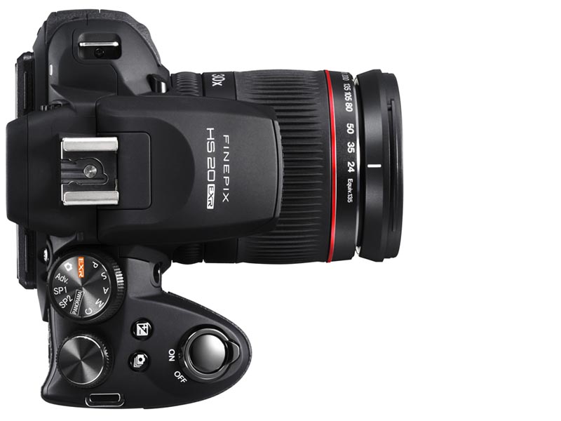 <b>FinePix HS20EXR。左がレンズ収納時、右が望遠端。FinePix HS10になかった赤いリングがついた</b>