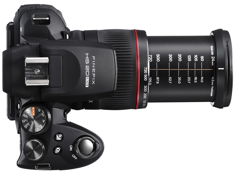 <b>FinePix HS20EXR。左がレンズ収納時、右が望遠端。FinePix HS10になかった赤いリングがついた</b>