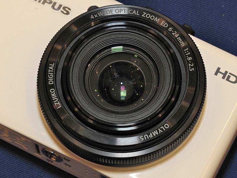 <b>広角端は開放F1.8と明るい</b>