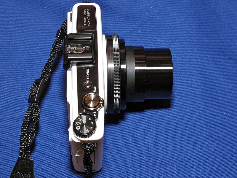 <b>上面にはモードダイヤルも装備</b>