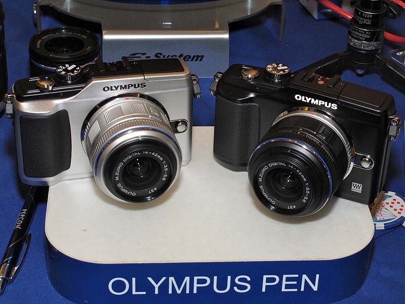 <b>左からシルバー、ブラック。装着レンズはM.ZUIKO DIGITAL 14-42mm F3.5-5.6 II（以下同）</b>