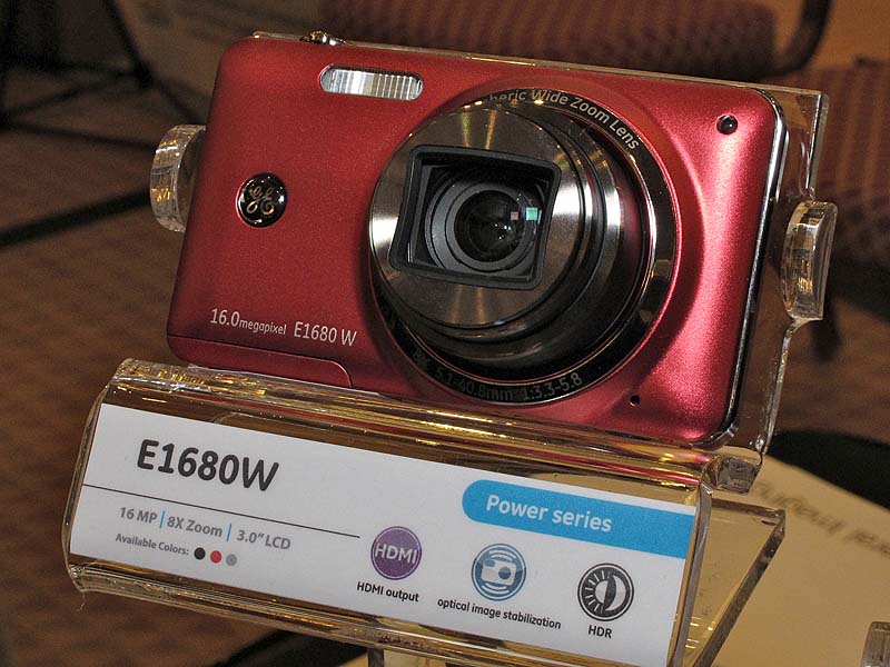 <b>「E1680W」は、28mmからの8倍ズーム搭載機。米国では159.99ドルで2月に発売する。HDMI端子や3型液晶モニターを備える</b>