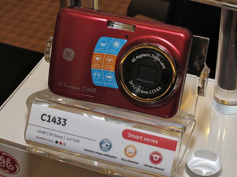 <b>「C1433」は、3倍ズームの低価格モデル。米国では79.99ドルで1月中に発売する。画素数は1,400万</b>