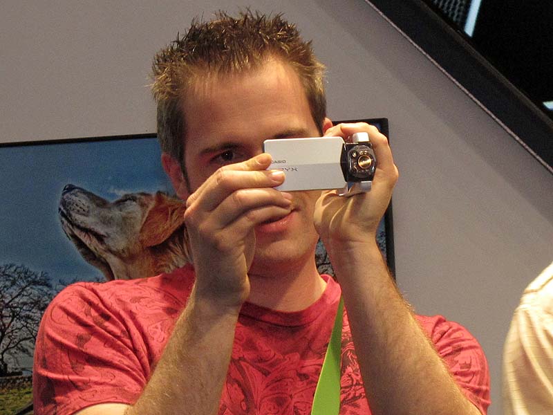 <b>フレーム部分を持つとカムコーダーのように撮影可能</b>