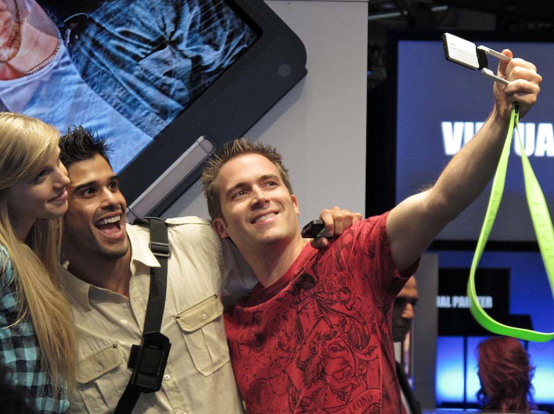 <b>自分撮りも撮影しやすくなるという</b>