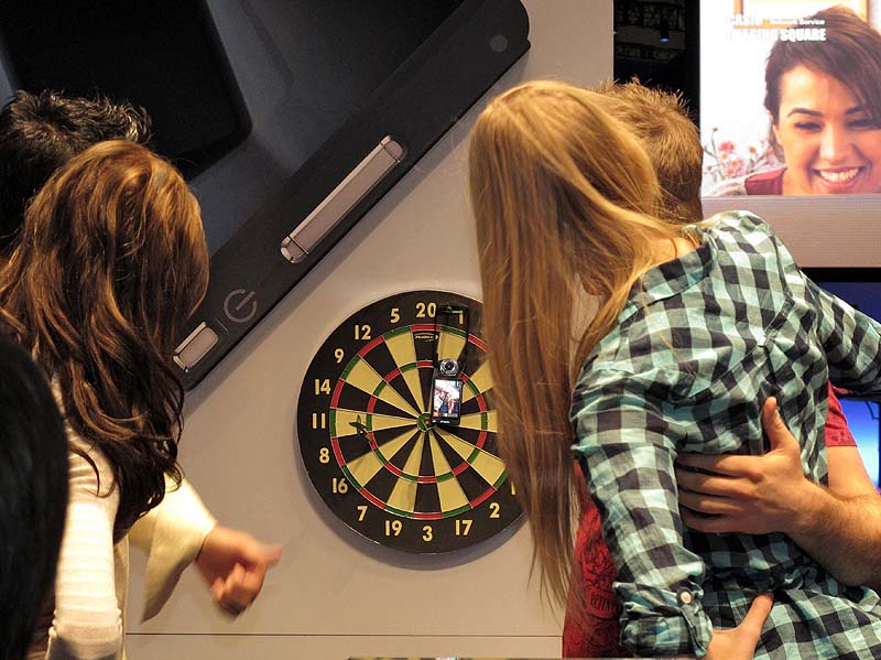 <b>壁に掛けての使用例</b>