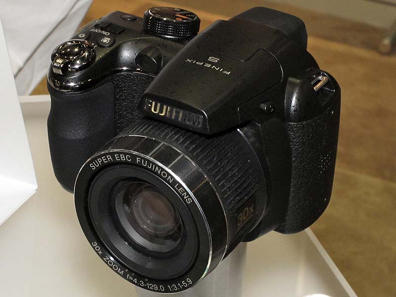 <b>FinePix S4000（279.95ドル）。1,400万画素。30倍ズームレンズ。3型液晶モニター</b>