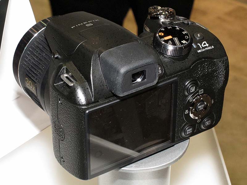 <b>FinePix S4000（279.95ドル）。1,400万画素。30倍ズームレンズ。3型液晶モニター</b>