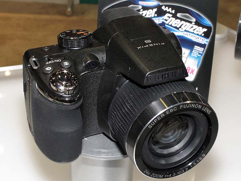 <b>FinePix S3200（249.95）。1,400万画素。24倍ズームレンズ。3型液晶モニター</b>