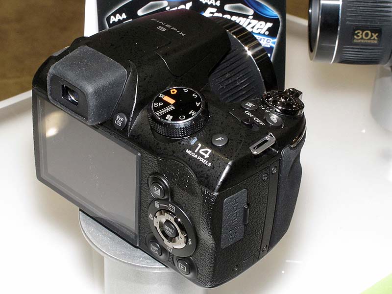 <b>FinePix S3200（249.95）。1,400万画素。24倍ズームレンズ。3型液晶モニター</b>