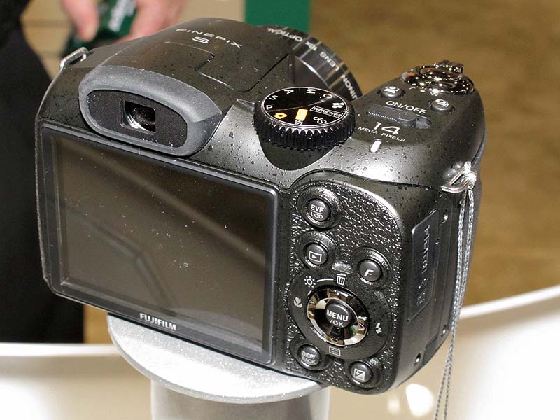 <b>FinePix S2950（229.95ドル）。1,400万画素。18倍ズームレンズ。3型液晶モニター</b>