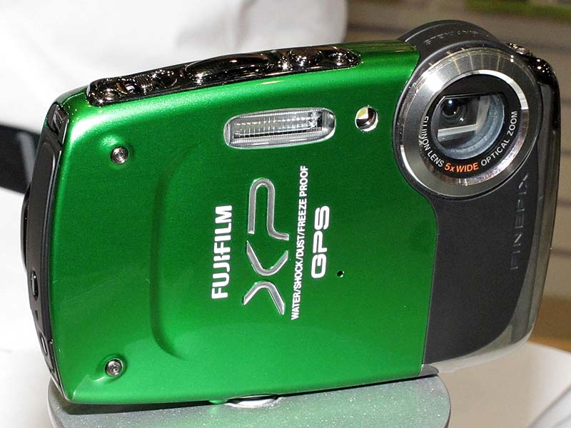 <b>FinePix XP30（239.95ドル）。GPS機能。防塵防水、耐衝撃性能。1,400万画素。5倍ズームレンズ。2.7型液晶モニター</b>