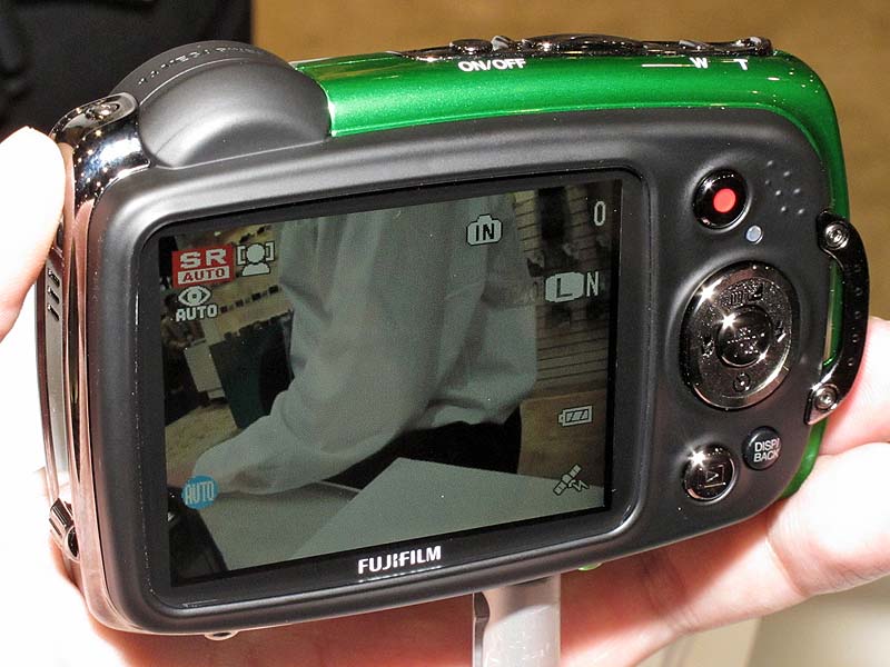 <b>FinePix XP30（239.95ドル）。GPS機能。防塵防水、耐衝撃性能。1,400万画素。5倍ズームレンズ。2.7型液晶モニター</b>