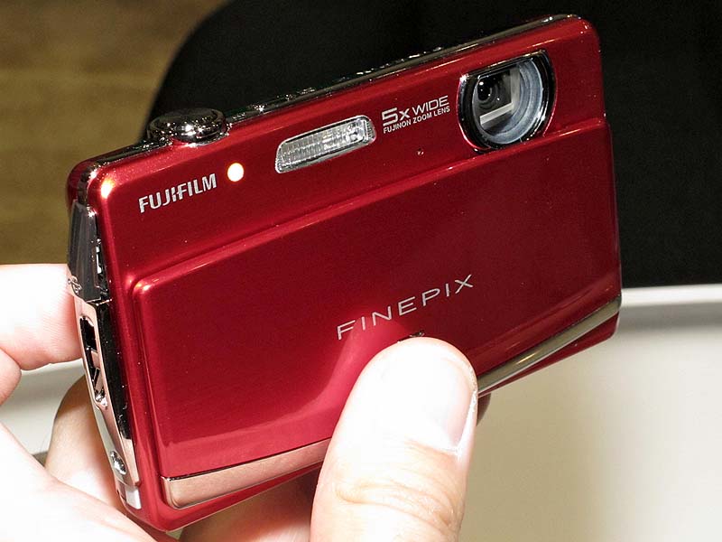 <b>FinePix Z90（169.95ドル）。1,400万画素。5倍ズームレンズ。3型タッチパネル式液晶モニター</b>