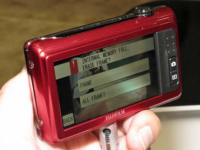 <b>FinePix Z90（169.95ドル）。1,400万画素。5倍ズームレンズ。3型タッチパネル式液晶モニター</b>