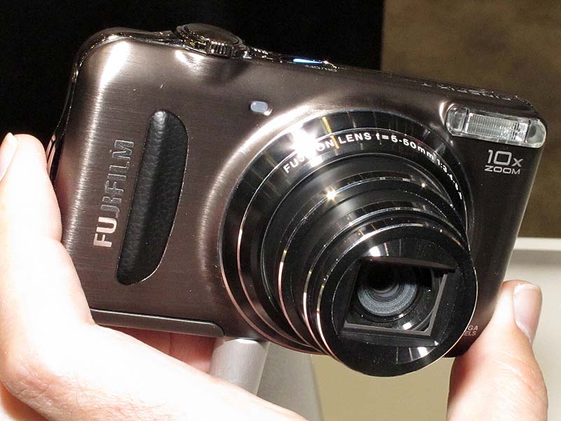 <b>FinePix T200（179.95ドル）。1,400万画素。10倍ズームレンズ。2.7型液晶モニター</b>