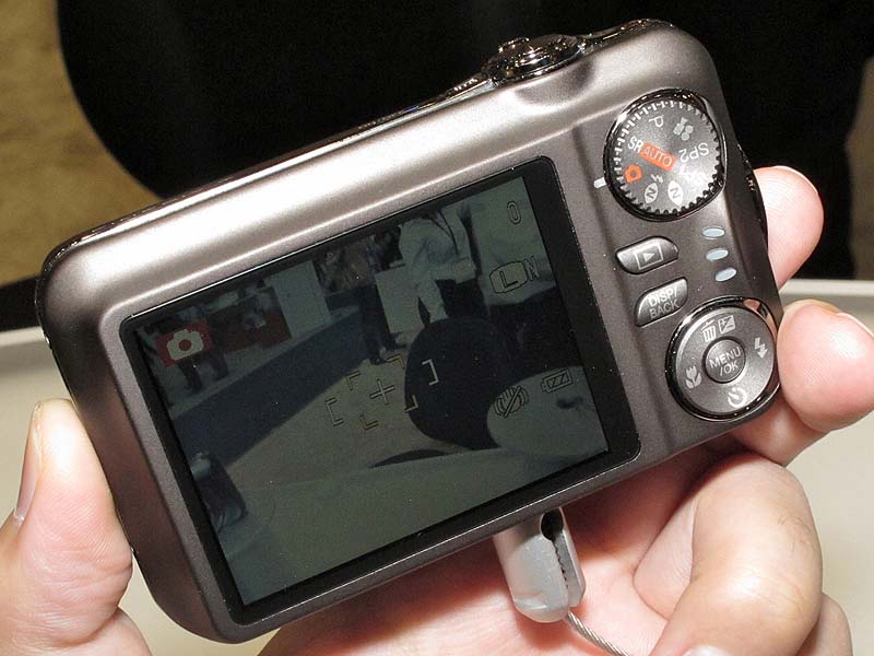 <b>FinePix T200（179.95ドル）。1,400万画素。10倍ズームレンズ。2.7型液晶モニター</b>