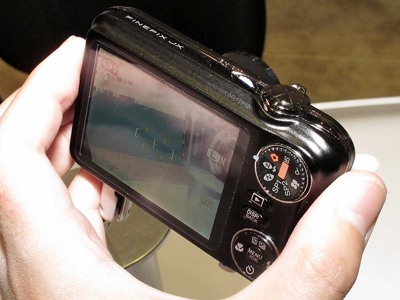 <b>FinePix JX350（159.95ドル）。1,600万画素。5倍ズームレンズ。2.7型液晶モニター</b>
