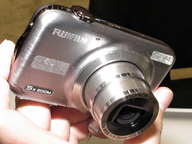 <b>FinePix JX300（129.95ドル）。1,400万画素。5倍ズームレンズ。2.7型液晶モニター</b>