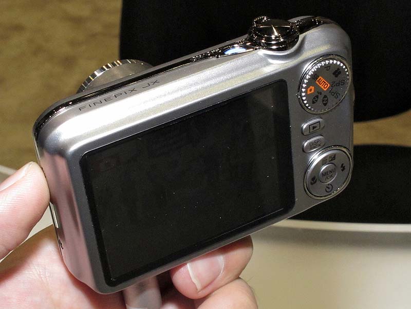 <b>FinePix JX300（129.95ドル）。1,400万画素。5倍ズームレンズ。2.7型液晶モニター</b>