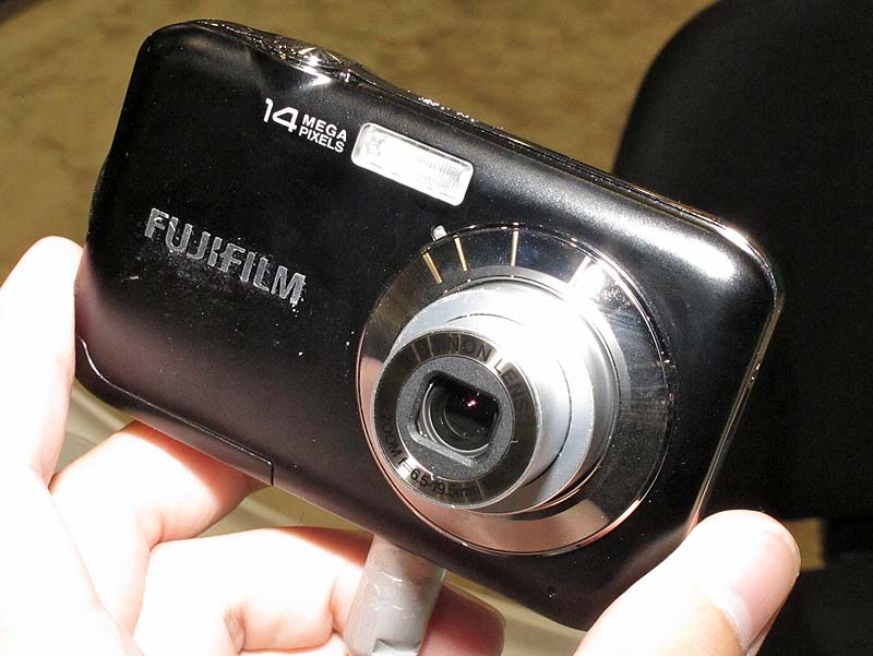 <b>FinePix JV200（109.95ドル）。1,400万画素。3倍ズームレンズ。2.7型液晶モニター</b>